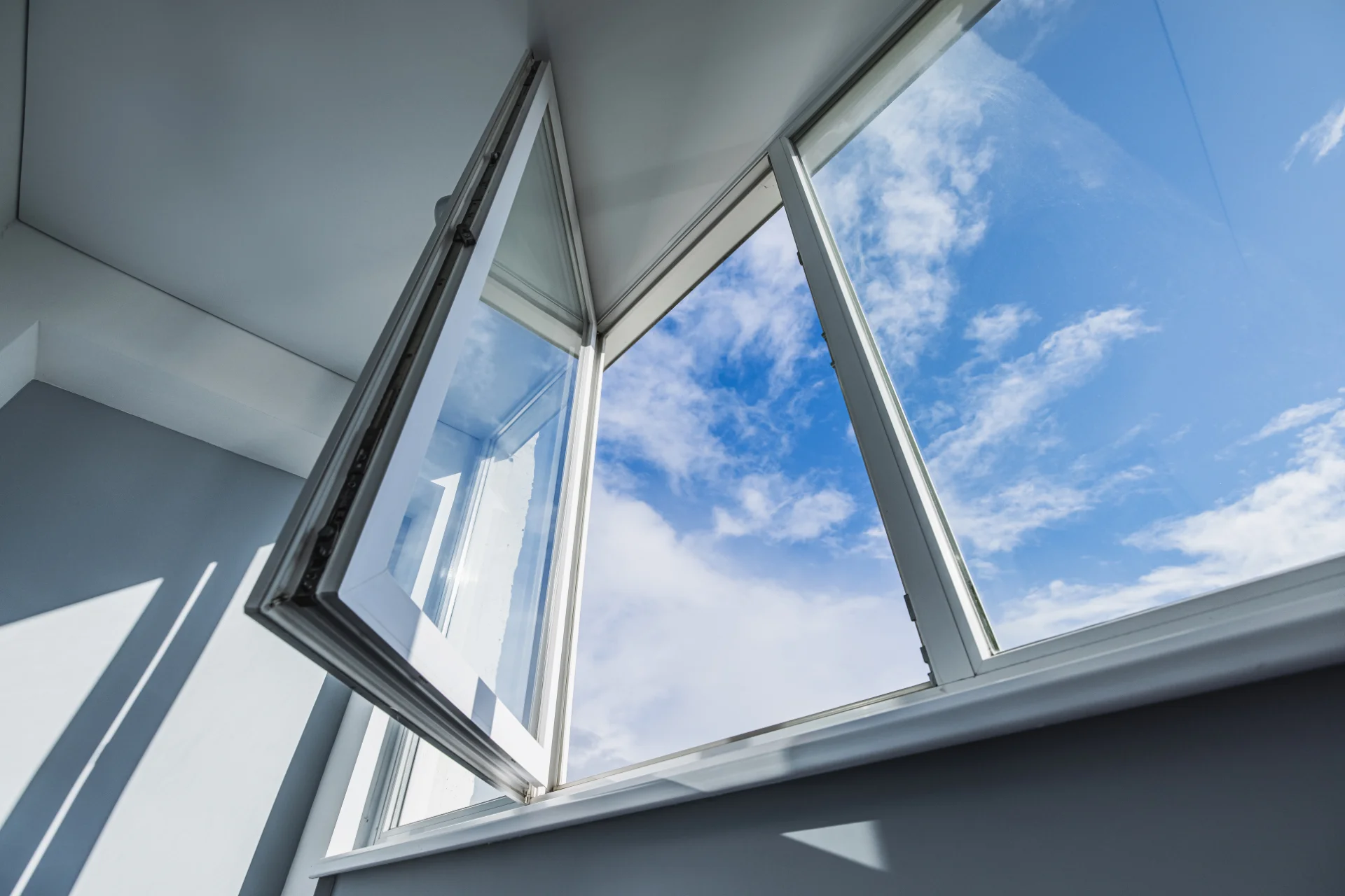 VLX 80 Casement Window in Los Angeles, CA | Hale Windows Los Angeles - detail 1
